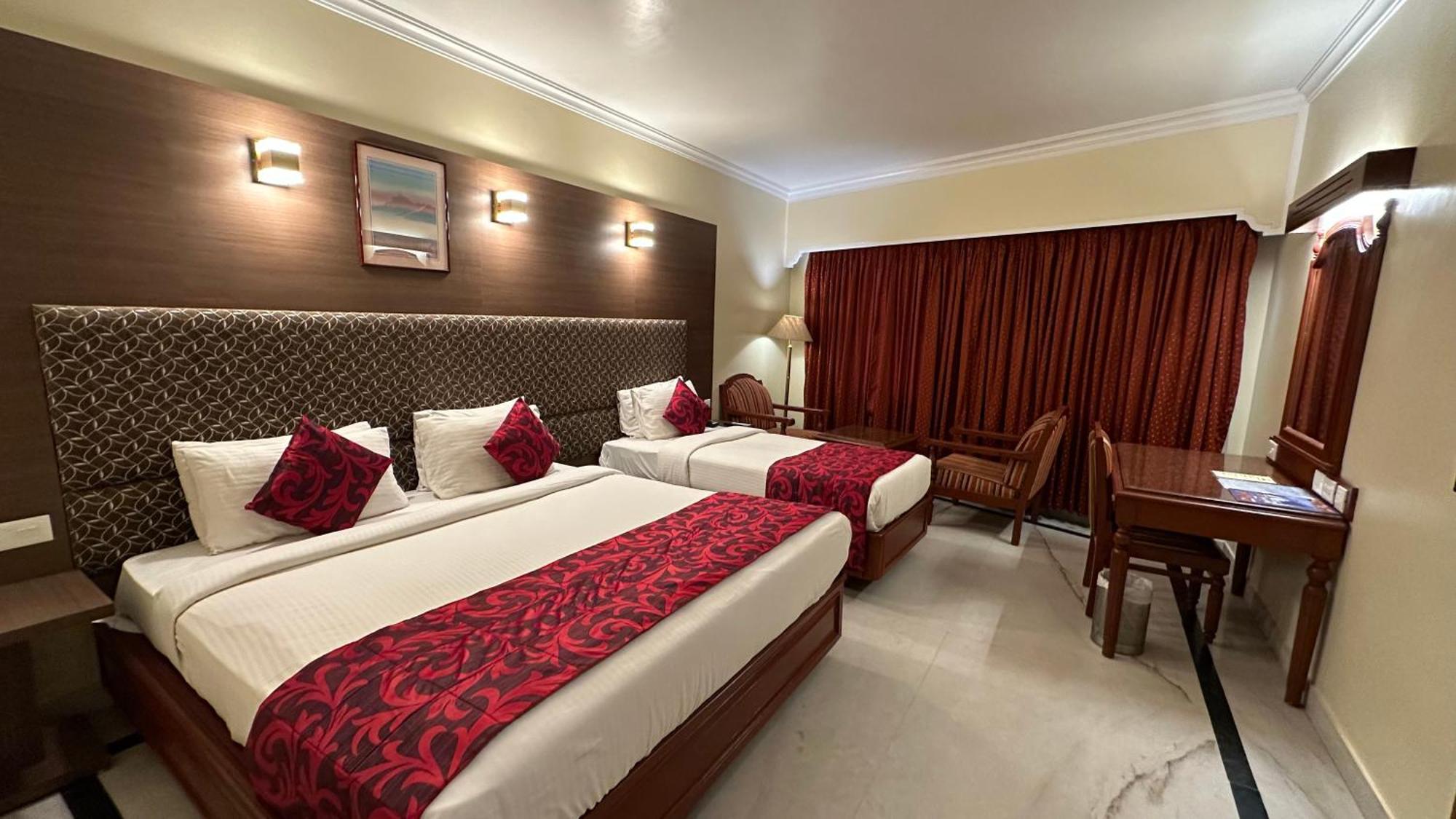 Hotel Annamalai International Пондичери Екстериор снимка